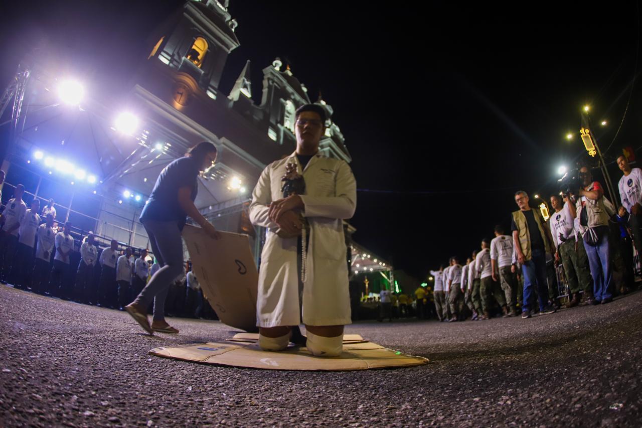 Promesseiros iniciam caminhada de joelhos da Igreja da Sé até a Basílica.